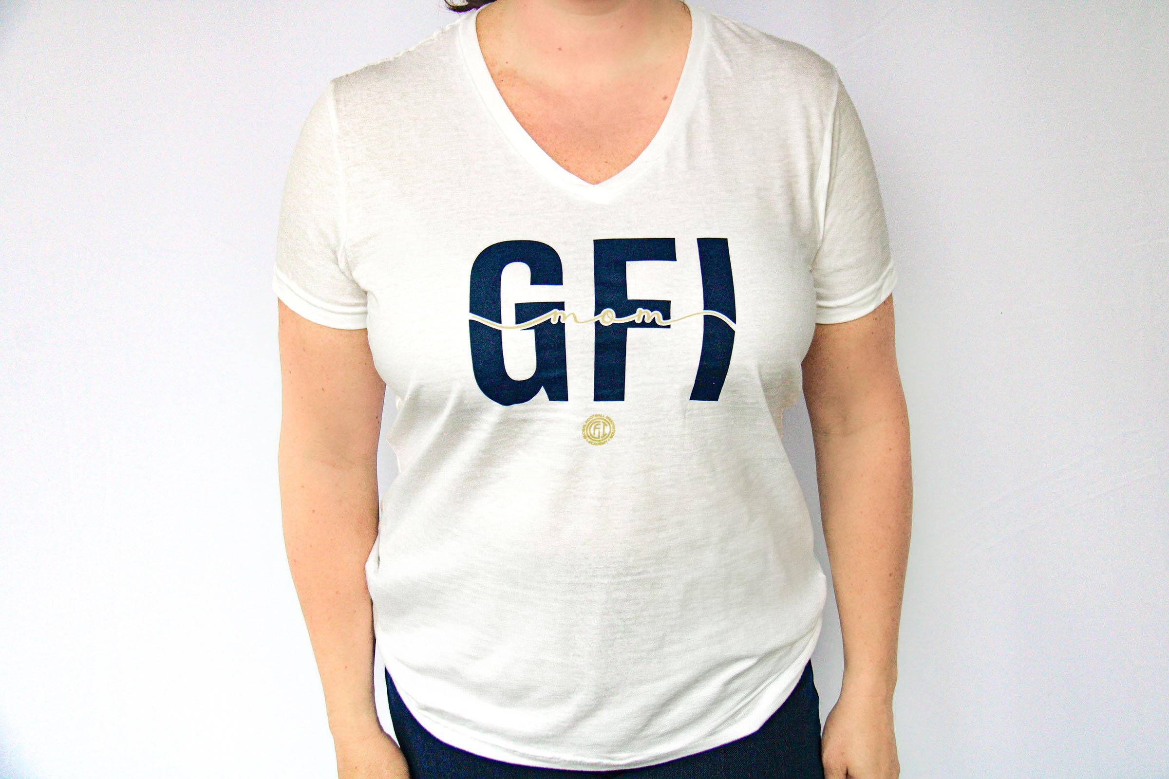 Camiseta Softstyle con cuello en V para mujer.