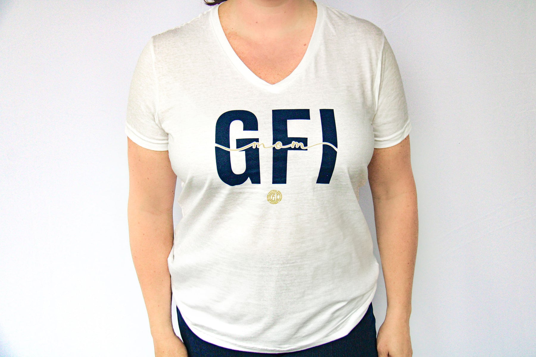 Camiseta Softstyle con cuello en V para – GFI Academy